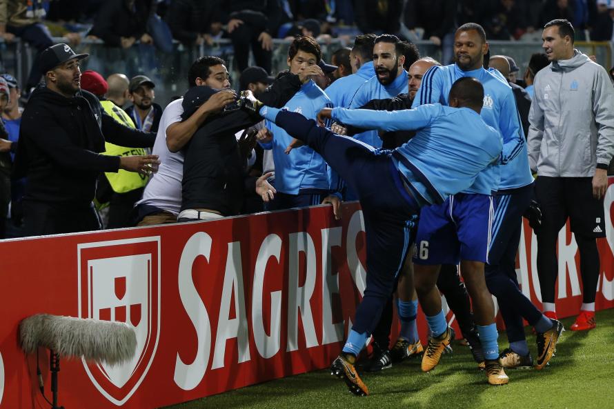 Patrice Evra Menendang Fan Marseille