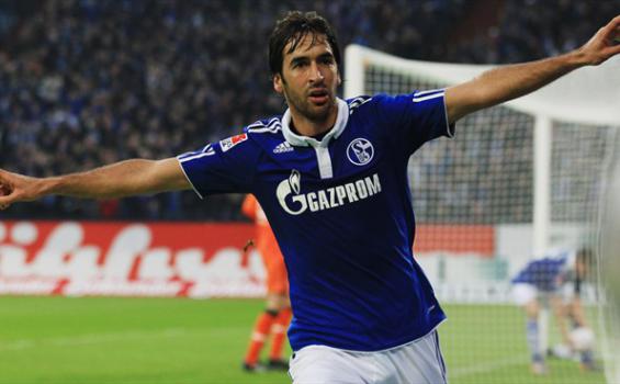 Raul Gonzales saat berseragam Schalke 04