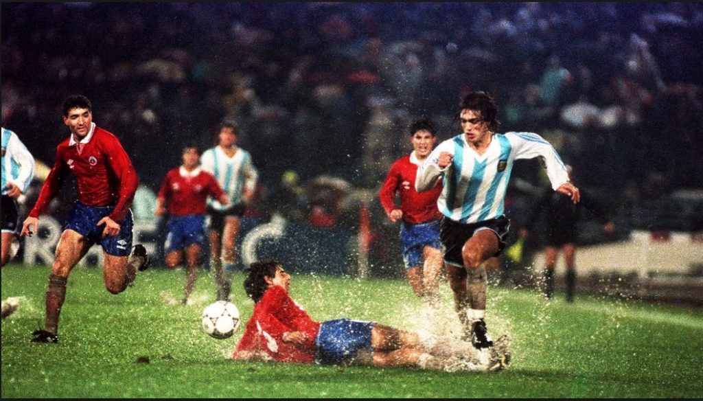 Batistuta membela Chili di Coppa America 1991