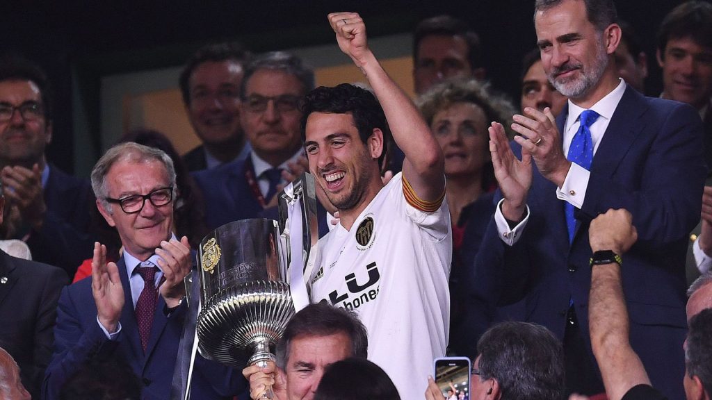 Dani Parejo mengangkat Piala Copa del Rey