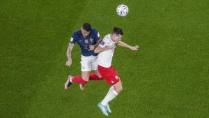 Theo Hernandez berduel di udara dengan pemain Polandia 